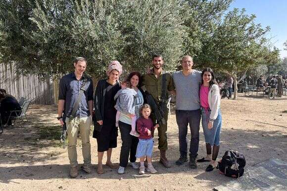 רק בני דודים שלישיים, אבל לעולים חדשים זו נחשבת קרבת משפחה. שי שמריז (במדים) עם
משפחתו | באדיבות המשפחה רק בני דודים שלישיים, אבל לעולים חדשים זו נחשבת קרבת משפחה. שי שמריז (במדים) עם
משפחתו | באדיבות המשפחה