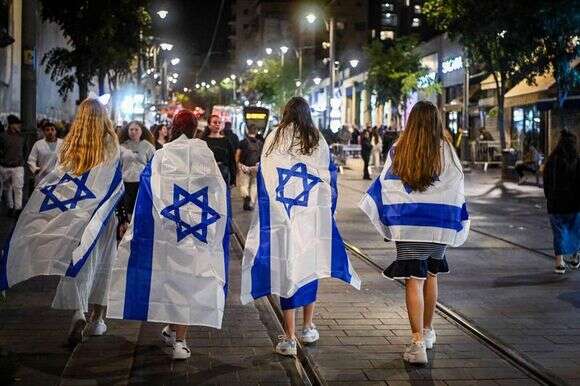חגיגות יום העצמאות בשוק מחנה יהודה, 2024 | אריה לייב אברהמס, פלאש 90 חגיגות יום העצמאות בשוק מחנה יהודה, 2024 | אריה לייב אברהמס, פלאש 90