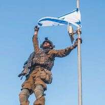 שי שמריז ז"ל מניף את הדגל על גג בית העירייה בג'באליה | באדיבות המשפחה