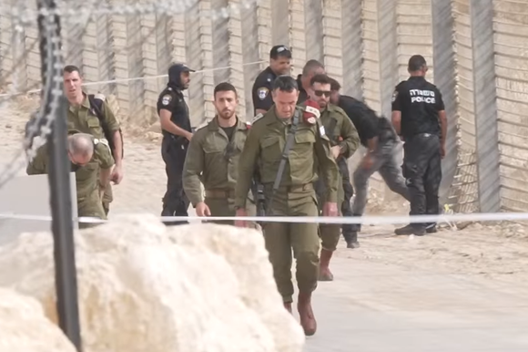 "7 באוקטובר של הגזרה". הרמטכ"ל הקודם הרצי הלוי במקום הפיגוע בגבול מצרים, יוני 2023 | דו"צ "7 באוקטובר של הגזרה". הרמטכ"ל הקודם הרצי הלוי במקום הפיגוע בגבול מצרים, יוני 2023 | דו"צ