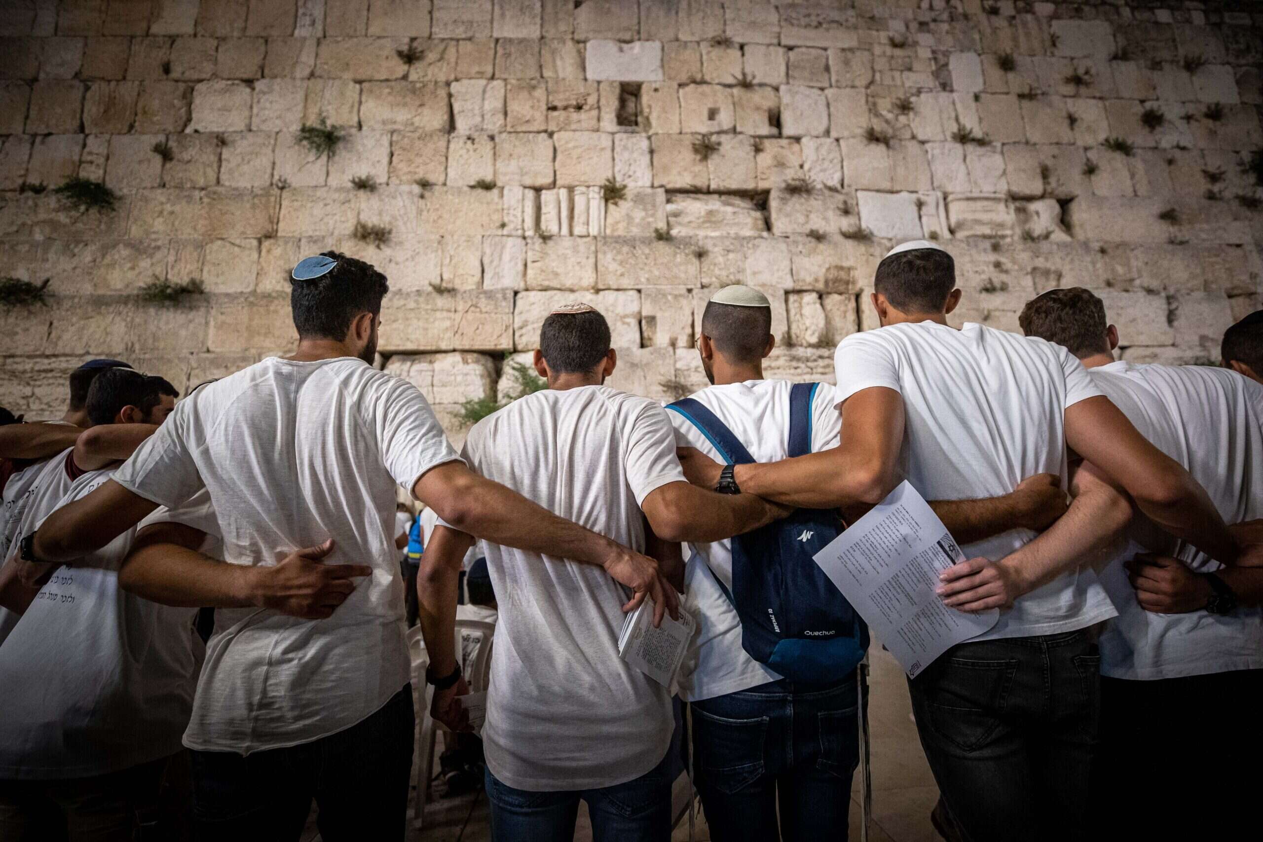 מתפללים בכותל | יונתן זינדאל / פלאש 90