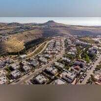 התקדמות משמעותית בכל הנוגע לתשתיות וקליטה סלולרית. תקוע, מבט מלמעלה | שאטרסטוק