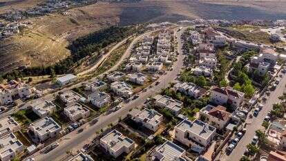 התקדמות משמעותית בכל הנוגע לתשתיות וקליטה סלולרית. תקוע, מבט מלמעלה | שאטרסטוק