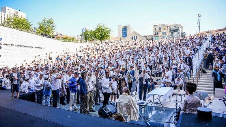 תפילת יום העצמאות ברחבת מוזיאון הסובלנות בירושלים | יצחק שוקרון