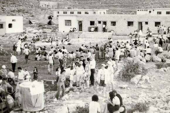 חגיגות שנה לעלייה לקרקע בעפרה, 1976 | עמוס פרומקין חגיגות שנה לעלייה לקרקע בעפרה, 1976 | עמוס פרומקין