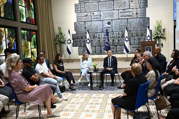 הנשיא במפגש עם משפחות שכולות, לקראת יום הזיכרון לחללי מערכות
ישראל | חיים צח, לע"מ הנשיא במפגש עם משפחות שכולות, לקראת יום הזיכרון לחללי מערכות
ישראל | חיים צח, לע"מ