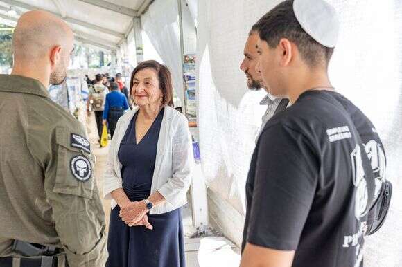 "אני לומדת על העם הנפלא הזה מהאנשים שאני פוגשת". קרול גולדפוס | נעמה שטרן "אני לומדת על העם הנפלא הזה מהאנשים שאני פוגשת". קרול גולדפוס | נעמה שטרן