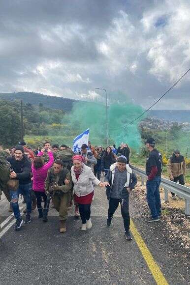 אור מנצור במסע סוף מסלול של יחידת אגוז עם אמו יהודית ואחיו יוחאי (מימין) | גלעד טוגן אור מנצור במסע סוף מסלול של יחידת אגוז עם אמו יהודית ואחיו יוחאי (מימין) | גלעד טוגן