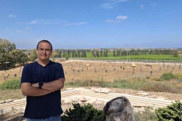פרי על רקע "גבעת הקרב" ביד־מרדכי, השבוע | ללא פרי על רקע "גבעת הקרב" ביד־מרדכי, השבוע | ללא