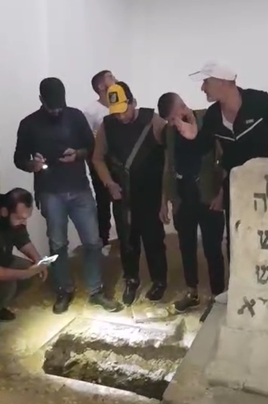 כוחות ביטחון סוריים על קברו של רבי חיים ויטאל, בשבוע שעבר | מתוך הרשתות החברתיות, שימוש לפי סעיף 27 א' לחוק זכויות יוצרים כוחות ביטחון סוריים על קברו של רבי חיים ויטאל, בשבוע שעבר | מתוך הרשתות החברתיות, שימוש לפי סעיף 27 א' לחוק זכויות יוצרים