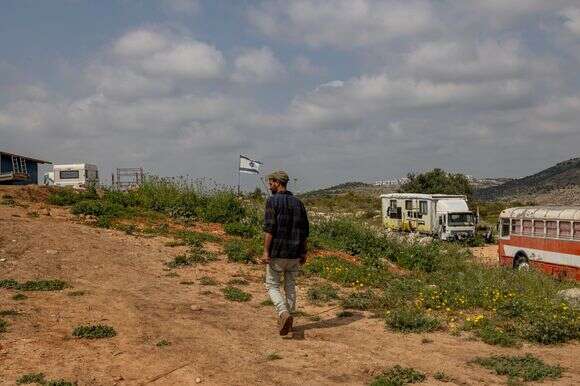כשהם מבטיחים להחריב, אני מאמין להם. חוות אביחי | נעמה שטרן כשהם מבטיחים להחריב, אני מאמין להם. חוות אביחי | נעמה שטרן