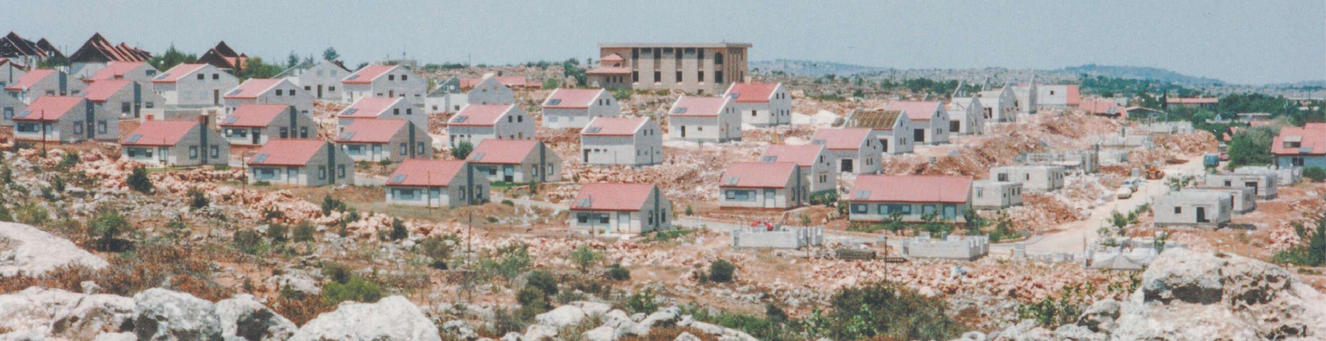 סיפוק גדול ותחושת שליחות. בית הכנסת המרכזי בעפרה במבט מגבעת צבי, אז (1990) והיום | חגי סגל סיפוק גדול ותחושת שליחות. בית הכנסת המרכזי בעפרה במבט מגבעת צבי, אז (1990) והיום | חגי סגל