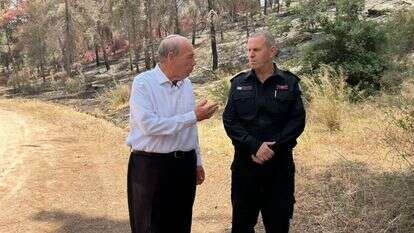 מבקר המדינה מתניהו אנגלמן בסיור במקום השרפה עם נציב כבאות והצלה אייל כספי | ללא קרדיט