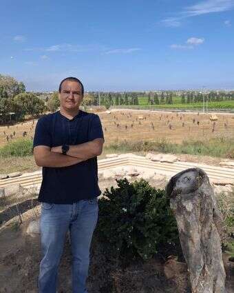 פרי על רקע "גבעת הקרב" ביד־מרדכי, השבוע | ללא