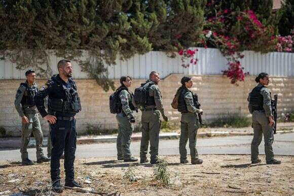 שוטרים מאבטחים הרס של בנייה בלתי חוקית בדואית | חיים גולדברג, פלאש 90 שוטרים מאבטחים הרס של בנייה בלתי חוקית בדואית | חיים גולדברג, פלאש 90