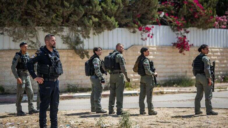 שוטרים מאבטחים הרס של בנייה בלתי חוקית בדואית | חיים גולדברג, פלאש 90 שוטרים מאבטחים הרס של בנייה בלתי חוקית בדואית | חיים גולדברג, פלאש 90
