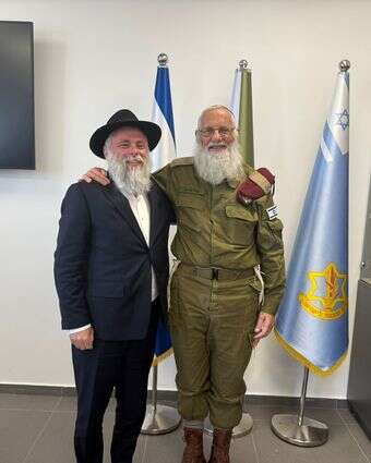 הרב יונתן מרקוביץ, רבה של העיר קייב בביקור בבסיס "שורה" עם הרבצ"ר תא"ל אייל קרים | ללא קרדיט