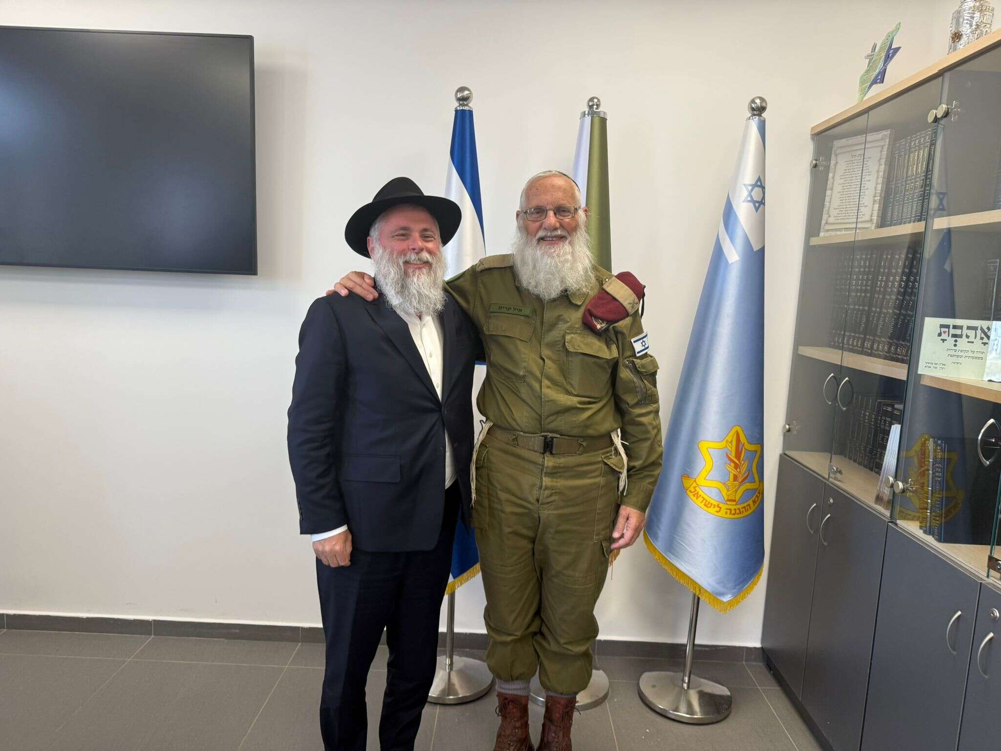 הרב יונתן מרקוביץ, רבה של העיר קייב בביקור בבסיס "שורה" עם הרבצ"ר תא"ל אייל קרים | ללא קרדיט