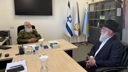 הרב יונתן מרקוביץ, רבה של העיר קייב בביקור בבסיס "שורה" עם הרבצ"ר תא"ל אייל קרים | ללא קרדיט