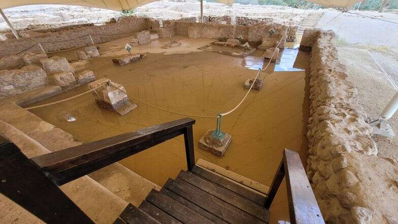 נזקים לאחר השיטפון בבית הכנסת העתיק בגן הלאומי עין גדי | רובי מיאל, רשות הטבע והגנים נזקים לאחר השיטפון בבית הכנסת העתיק בגן הלאומי עין גדי | רובי מיאל, רשות הטבע והגנים