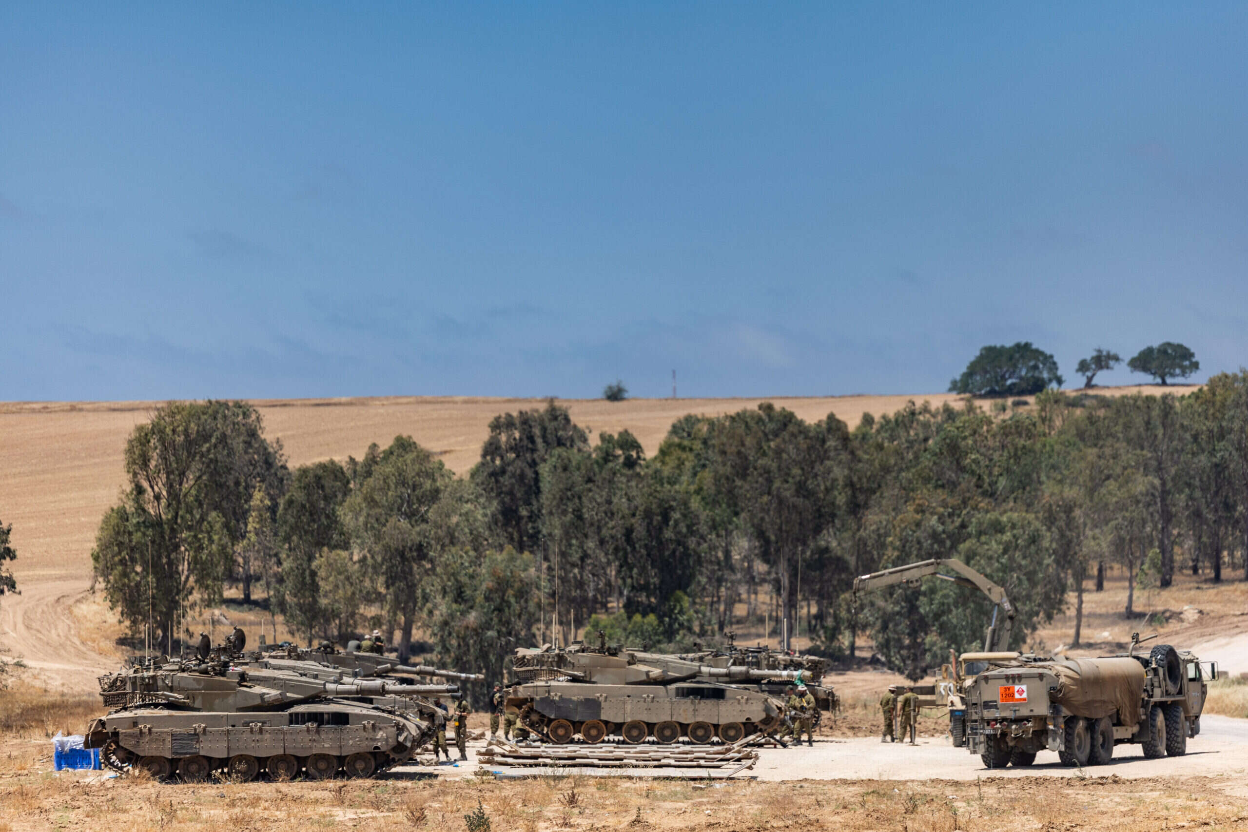 חיילי צה"ל בשטחי כינוס סמוך לרצועת עזה, אתמול | חיים גולדברג - פלאש 90