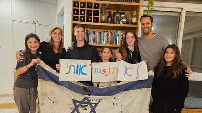 טסלר עם הילדים והדגל המחורר מרסיסים | באדיבות המצולם