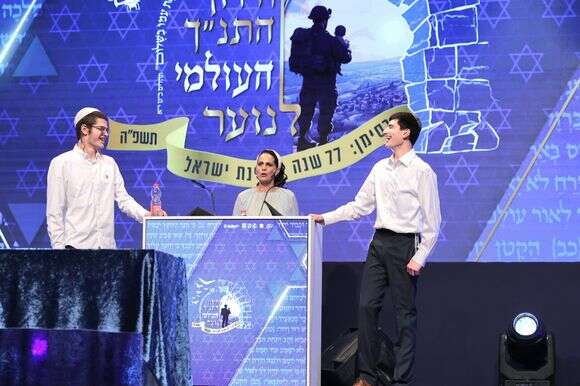 יניר (משמאל) וסגנו אילן רם בגמר חידון התנ"ך העולמי לנוער | מירי שמעונוביץ - לע"מ יניר (משמאל) וסגנו אילן רם בגמר חידון התנ"ך העולמי לנוער | מירי שמעונוביץ - לע"מ