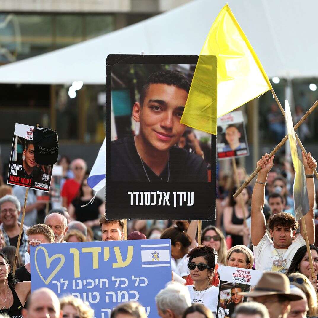 כיכר החטופים, הערב | EPA/ABIR SULTAN כיכר החטופים, הערב | EPA/ABIR SULTAN