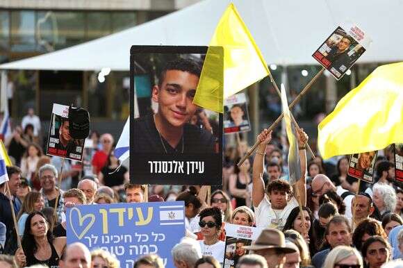 כיכר החטופים, הערב | EPA/ABIR SULTAN כיכר החטופים, הערב | EPA/ABIR SULTAN