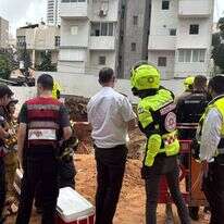 צוותי מד"א באתר הבנייה בנסיונות לחילוץ הפועל | דוברות מד"א