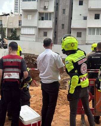 צוותי מד"א באתר הבנייה בנסיונות לחילוץ הפועל | דוברות מד"א