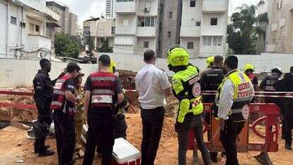 צוותי מד"א באתר הבנייה בנסיונות לחילוץ הפועל | דוברות מד"א