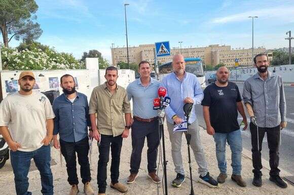 חברי "פורום פצועי המלחמה" מחוץ למשרד רה"מ לפני הפגישה איתו | פורום פצועי המלחמה חברי "פורום פצועי המלחמה" מחוץ למשרד רה"מ לפני הפגישה איתו | פורום פצועי המלחמה