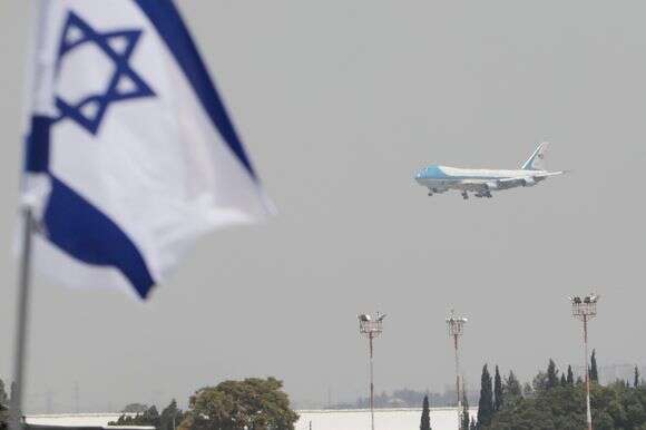 המטוס הנשיאותי נוחת בישראל | EPA המטוס הנשיאותי נוחת בישראל | EPA