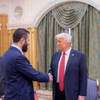 נשיא ארה"ב דונלד טראמפ לוחץ את ידו של השליט החדש של סוריה אבו מוחמד אל־ג'ולאני | Bandar AL-JALOUD / Saudi Royal Palace / AFP