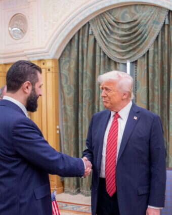 נשיא ארה"ב דונלד טראמפ לוחץ את ידו של השליט החדש של סוריה אבו מוחמד אל־ג'ולאני | Bandar AL-JALOUD / Saudi Royal Palace / AFP נשיא ארה"ב דונלד טראמפ לוחץ את ידו של השליט החדש של סוריה אבו מוחמד אל־ג'ולאני | Bandar AL-JALOUD / Saudi Royal Palace / AFP