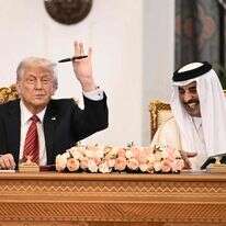 נשיא ארה"ב דונלד טראמפ עם האמיר המכהן של קטר שייח' תמים בן חמד אאל ת'אני | Brendan SMIALOWSKI / AFP