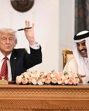 נשיא ארה"ב דונלד טראמפ עם האמיר המכהן של קטר שייח' תמים בן חמד אאל ת'אני | Brendan SMIALOWSKI / AFP