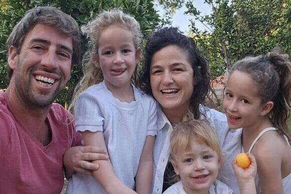 תמר קדם סימן טוב ובני משפחתה שנרצחו בניר עוז | ראומה קדם, ויקיפדיה תמר קדם סימן טוב ובני משפחתה שנרצחו בניר עוז | ראומה קדם, ויקיפדיה