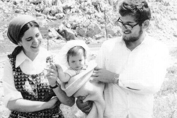 אמונה ובני אלון עם בנם הבכור, 1976 | באדיבות המרואיינת אמונה ובני אלון עם בנם הבכור, 1976 | באדיבות המרואיינת