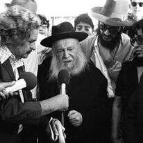 הרצי"ה קוק בהפגנה נגד תוכנית נסיגה מהגולן, 1974 ; מימין נראה מנחם בגין | ארכיון דן הדני, האוסף הלאומי לתצלומים על שם משפחת פריצקר, הספרייה הלאומית