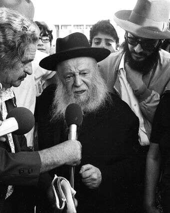 הרצי"ה קוק בהפגנה נגד תוכנית נסיגה מהגולן, 1974 ; מימין נראה מנחם בגין | ארכיון דן הדני, האוסף הלאומי לתצלומים על שם משפחת פריצקר, הספרייה הלאומית