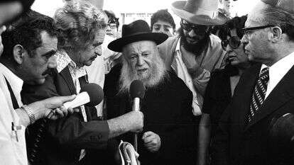 הרצי"ה קוק בהפגנה נגד תוכנית נסיגה מהגולן, 1974 ; מימין נראה מנחם בגין | ארכיון דן הדני, האוסף הלאומי לתצלומים על שם משפחת פריצקר, הספרייה הלאומית