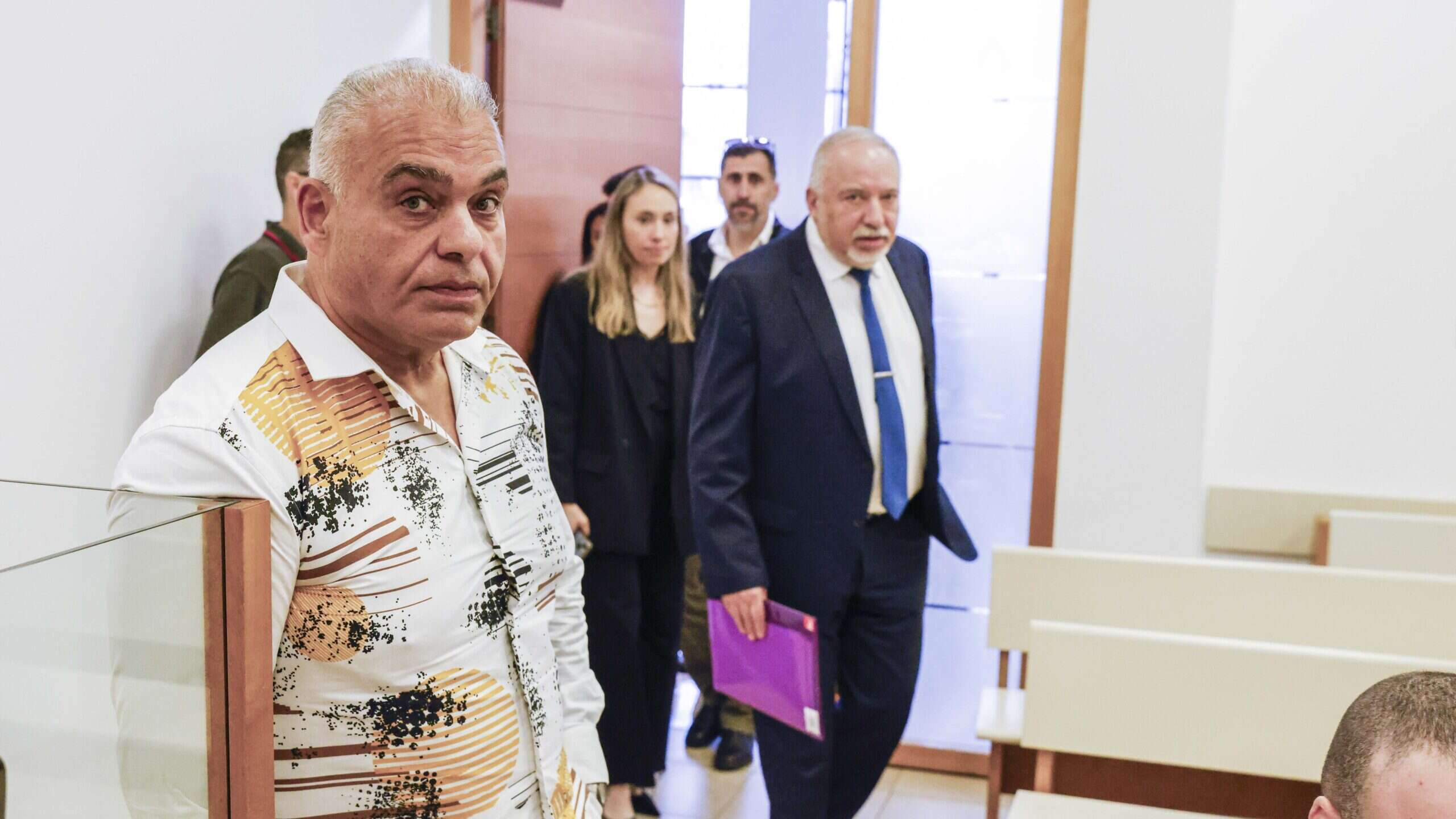 יוסי כמיסה ואביגדור ליברמן בבית המשפט באפריל 2024 | פלאש 90