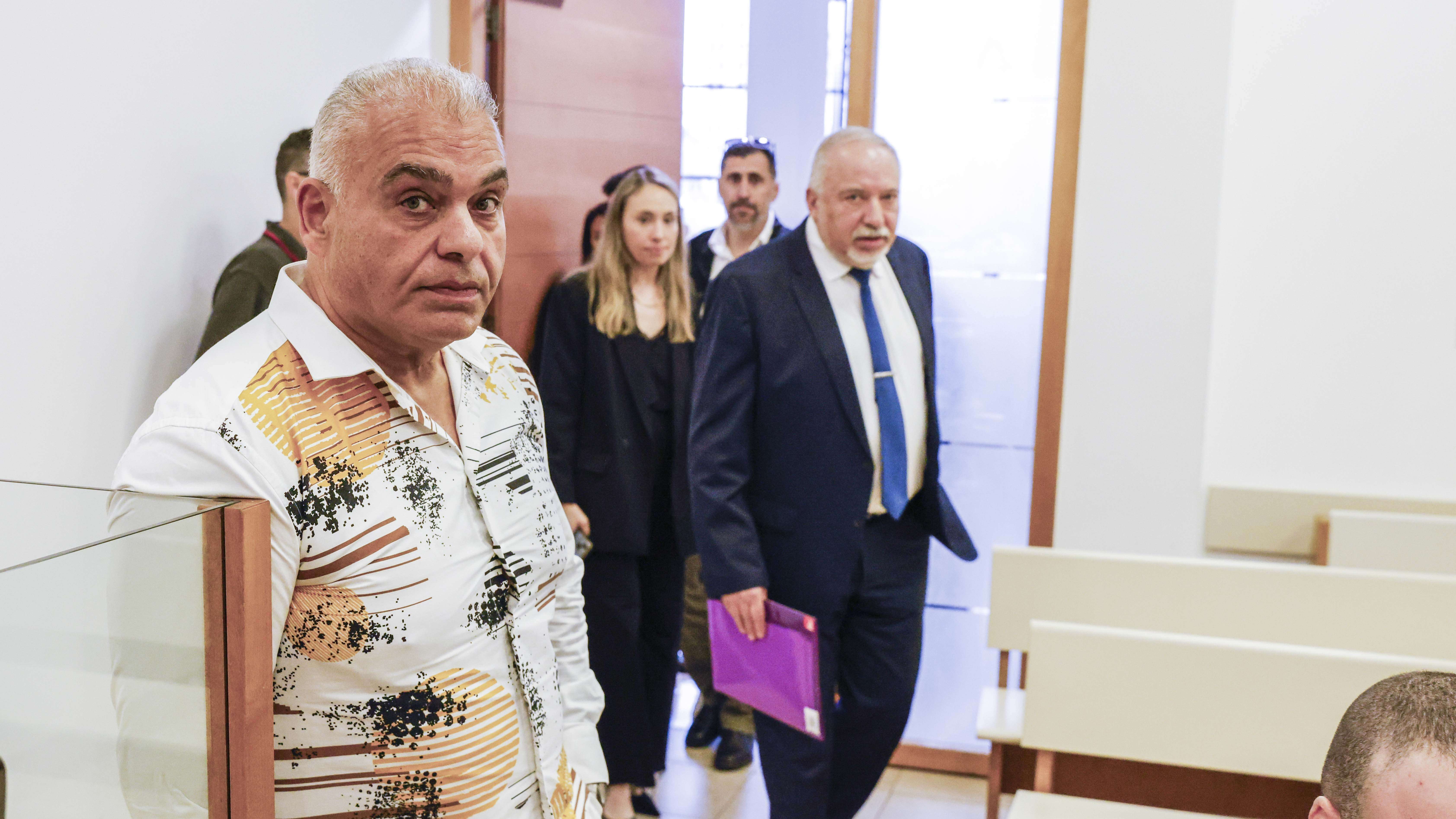 יוסי כמיסה ואביגדור ליברמן בבית המשפט באפריל 2024 | פלאש 90