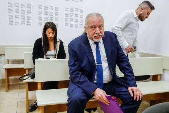 "הכחיש את דברי הנאשם מכל וכל". ליברמן בבית המשפט באפריל 2024 | פלאש 90 "הכחיש את דברי הנאשם מכל וכל". ליברמן בבית המשפט באפריל 2024 | פלאש 90