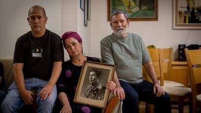 מימין: יצחק, ענת ושלומי, אוחזים
בתמונת אחיהם הבכור, רס"ל צבי פלדמן ז"ל, השבוע | אריק סולטן