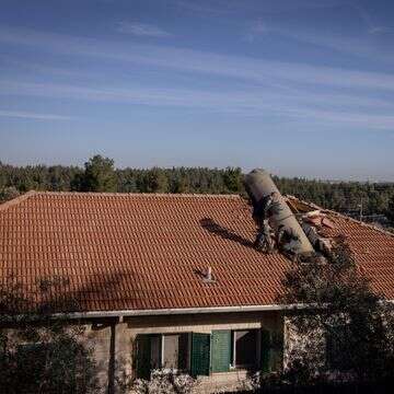 שבר טיל בליסטי מתימן על גג בית באזור ירושלים, ינואר 2025 | חיים גולדברג, פלאש 90