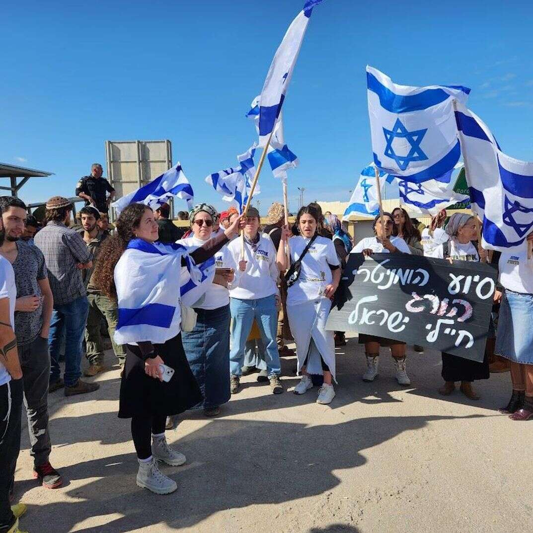 מוחים נגד הכנסת הסיוע ההומניטרי לעזה, סמוך למעבר כרם שלום | ללא קרדיט מוחים נגד הכנסת הסיוע ההומניטרי לעזה, סמוך למעבר כרם שלום | ללא קרדיט