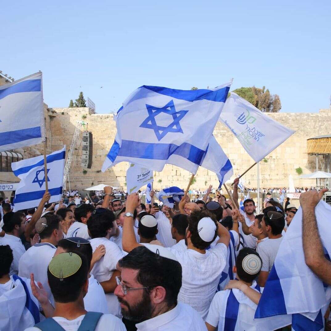 העצרת המרכזית של ריקוד הדגלים בכותל, יום ירושלים | הקרן למורשת הכותל המערבי העצרת המרכזית של ריקוד הדגלים בכותל, יום ירושלים | הקרן למורשת הכותל המערבי